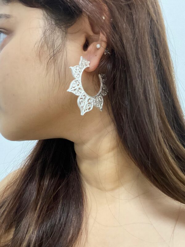 Hollow out flower shaped hoops (silver matte)
