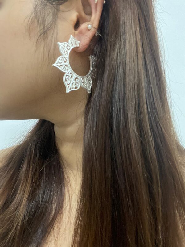 Hollow out flower shaped hoops (silver matte)