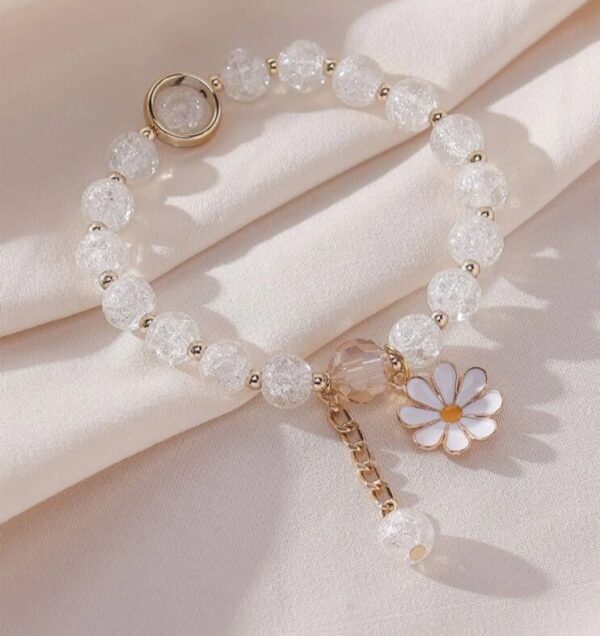 Resin beaded bracelet with daisy charm (white)