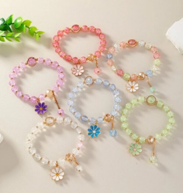 Resin beaded bracelet with daisy charm (pink)