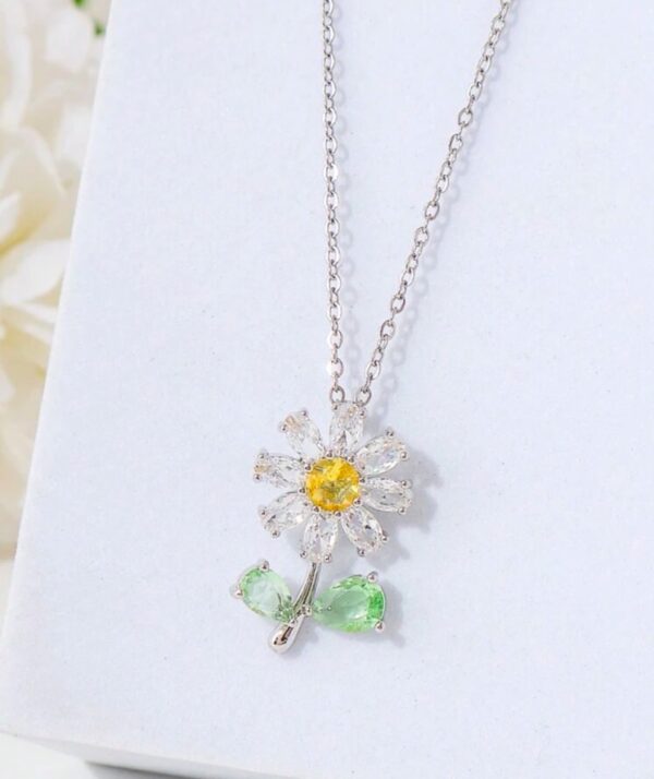 Daisy AD luxurious floral pendant necklace (silver)
