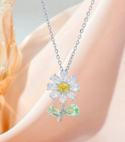 Daisy AD luxurious floral pendant necklace (silver)