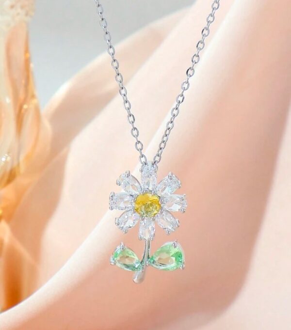 Daisy AD luxurious floral pendant necklace (silver)