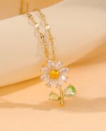 Daisy AD luxurious floral pendant necklace (gold)