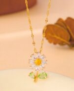 Daisy AD luxurious floral pendant necklace (gold)