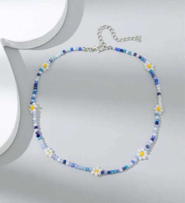 Daisy flower crystal beaded necklace (blue hue)