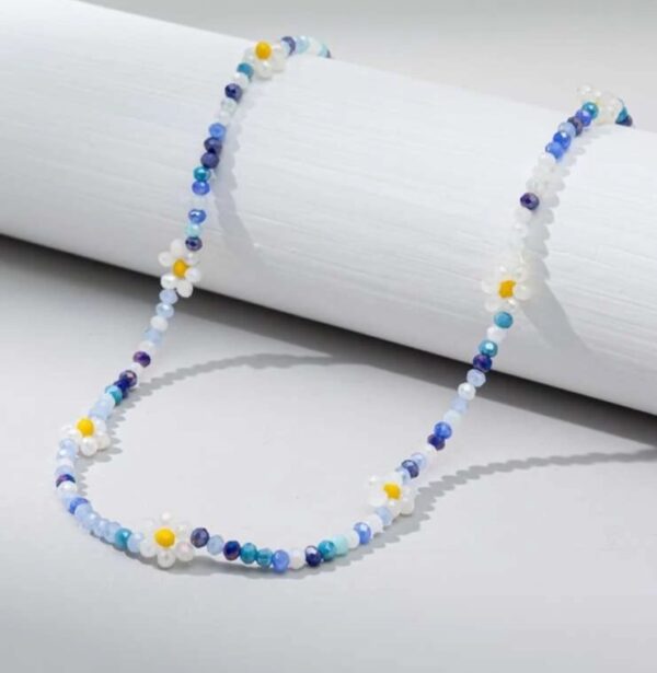 Daisy flower crystal beaded necklace (blue hue)