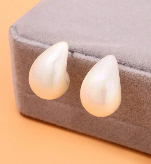 Droplet earrings (pearl white)