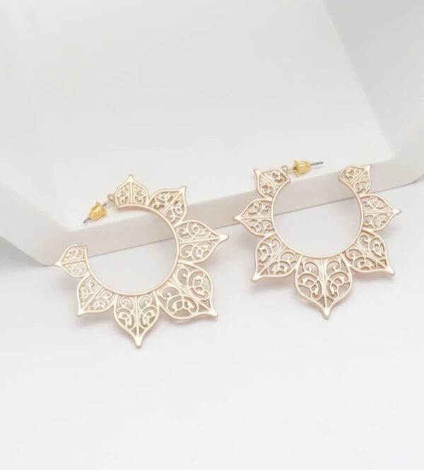 Hollow out flower shaped hoops (golden matte)