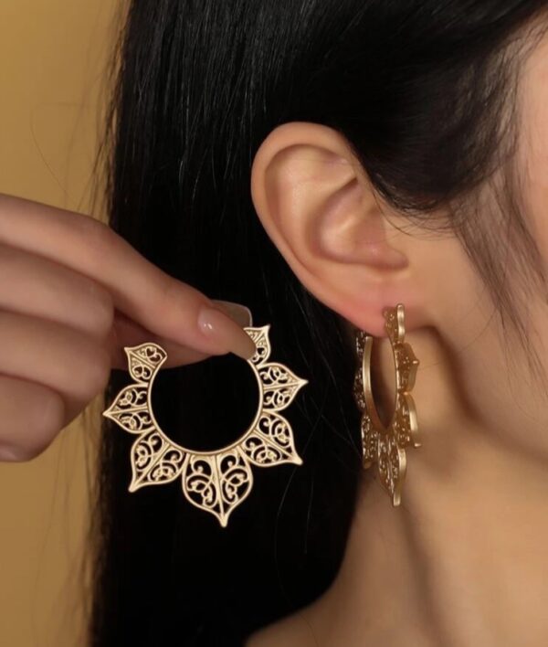 Hollow out flower shaped hoops (golden matte)