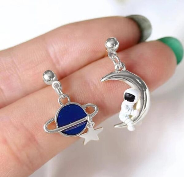 Planet & astronaut mismatched drop earrings