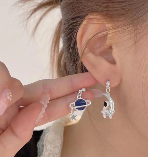 Planet & astronaut mismatched drop earrings