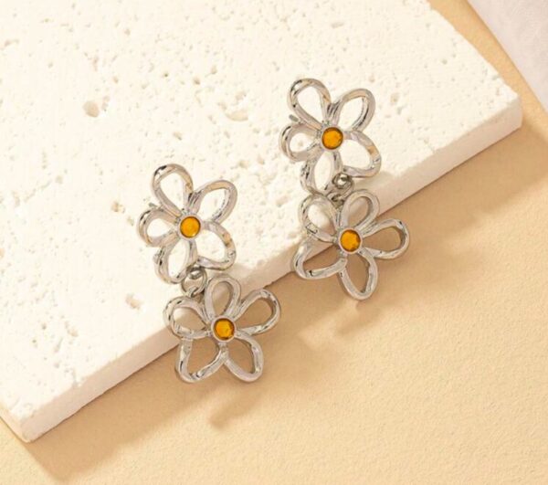 Metallic petal shaped linked pendant earrings